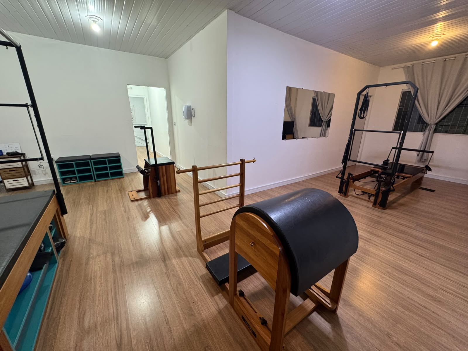 Sala de Pilates da unidade Rio Tavares com aparelhos, espelho e piso amadeirado.