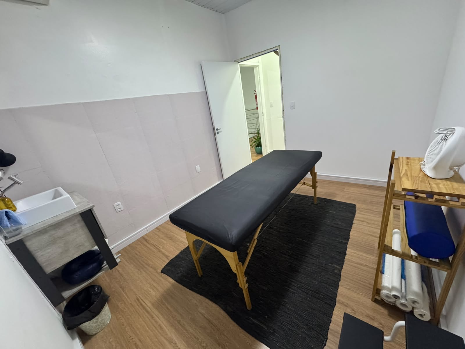 Sala individual da unidade Rio Tavares com maca, pia e acessórios de atendimento.